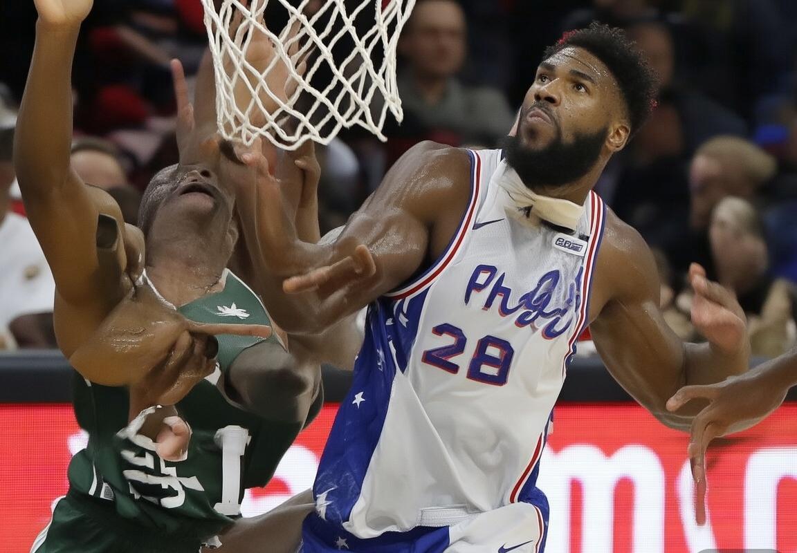 76人与雄鹿赛季回顾：伤病与战术调整下的冠军之路(图2)